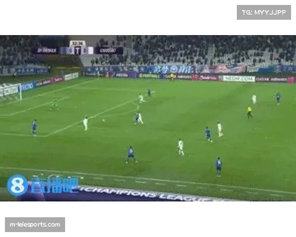 VAR判定进球无效后，转播画面即时显示越位线及进攻跑位数据分析图。